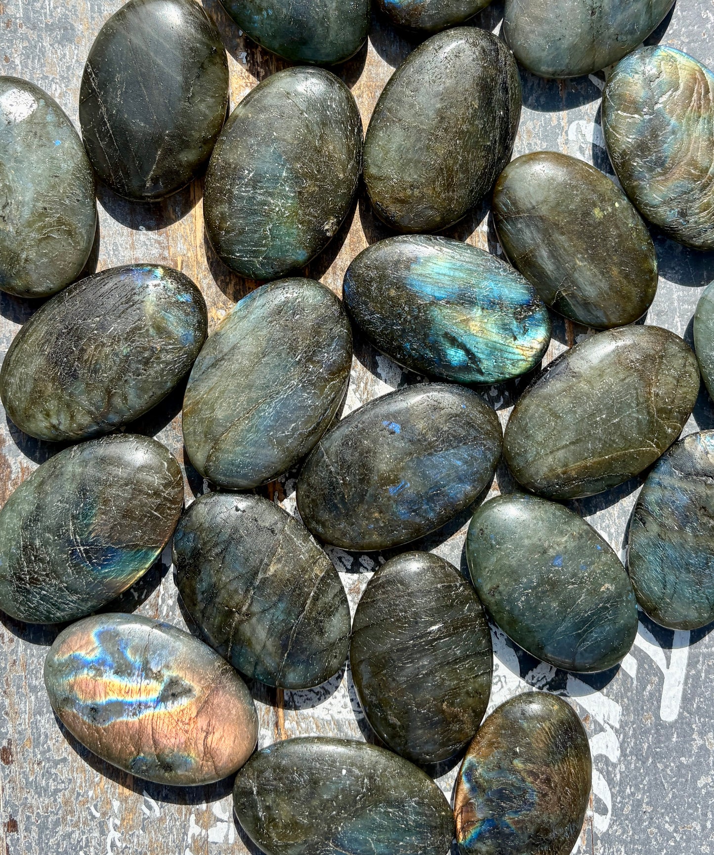 One (1) Gorgeous Labradorite Palmstone