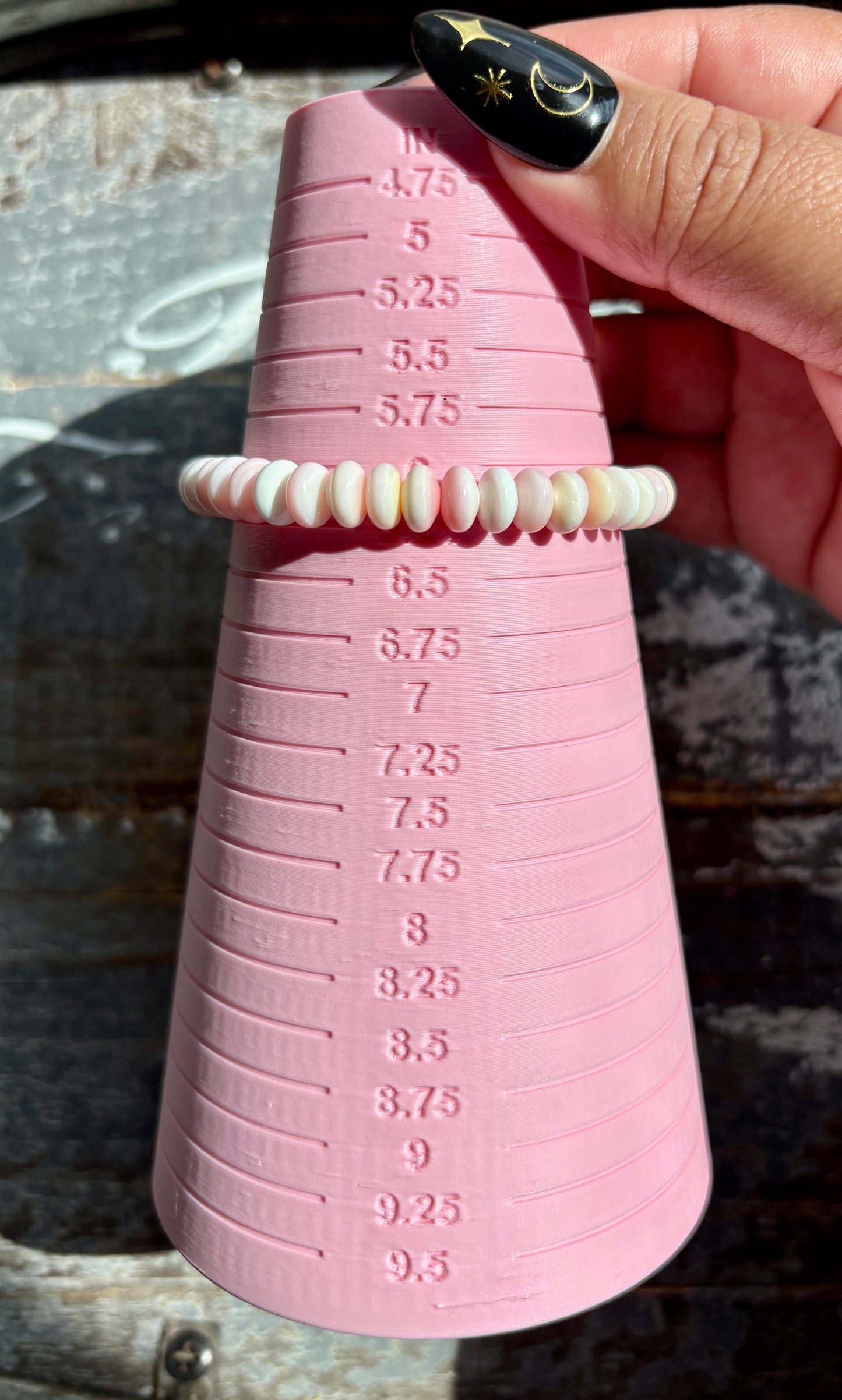 One (1) Gorgeous Queen Conch Shell Bracelet