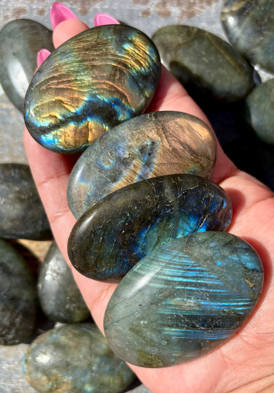 One (1) Gorgeous Labradorite Palmstone