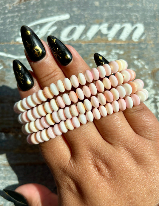 One (1) Gorgeous Queen Conch Shell Bracelet
