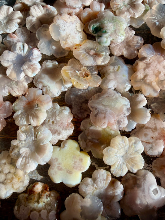 One (1) Gorgeous Flower Agate Flower Mini Carving
